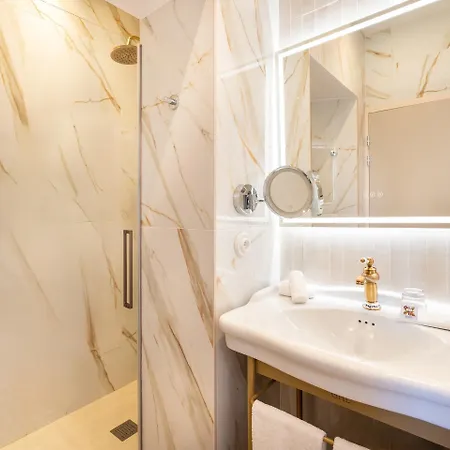 호텔 Grand Des Lecques; Bw Signature Collection 4*